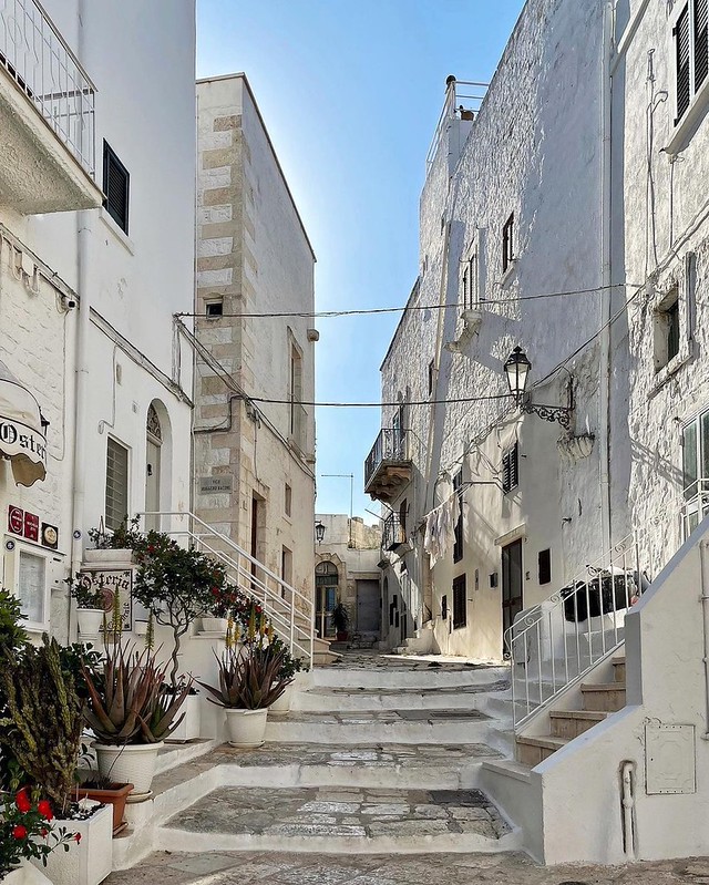 Ambiente interno di Civico34 nel centro storico di Ostuni